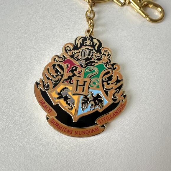 NWT Hogwarts Crest Keychain Harry Potter Universal Studios Warner Bros - Picture 3 of 8